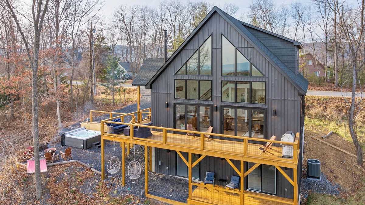 Mount Jackson Cabin | Charming 3-bedroom cabin with year-round views, hot tub, game room and more.