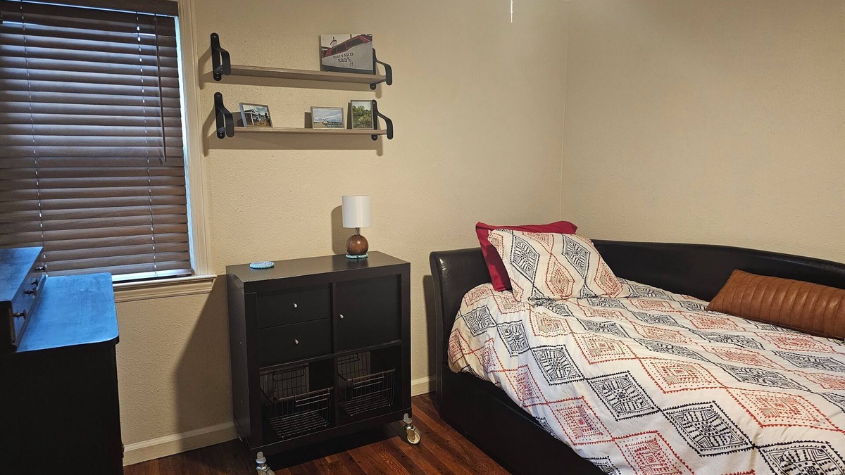 Muskegon Cottage | Charming 3-bedroom cottage in pleasant Norton Shores with WiFi, AC