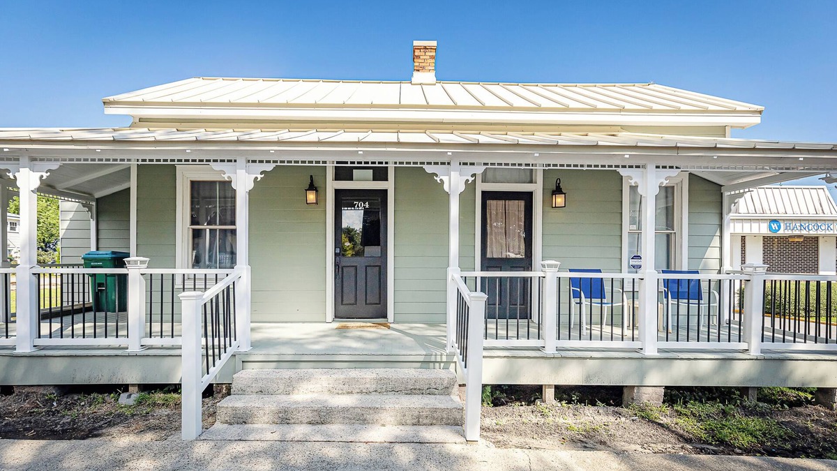 Biloxi Cottage | Charming 3-bedroom 1-K, 2-Q, 3-bath cottage, downtown Ocean Springs, No Kitchen.