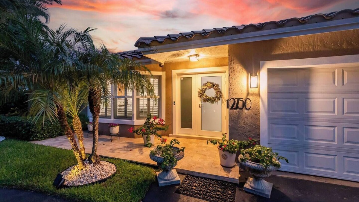 Cypress Point House | Charming 3-bedroom house with AC and WiFi in Pompano Beach