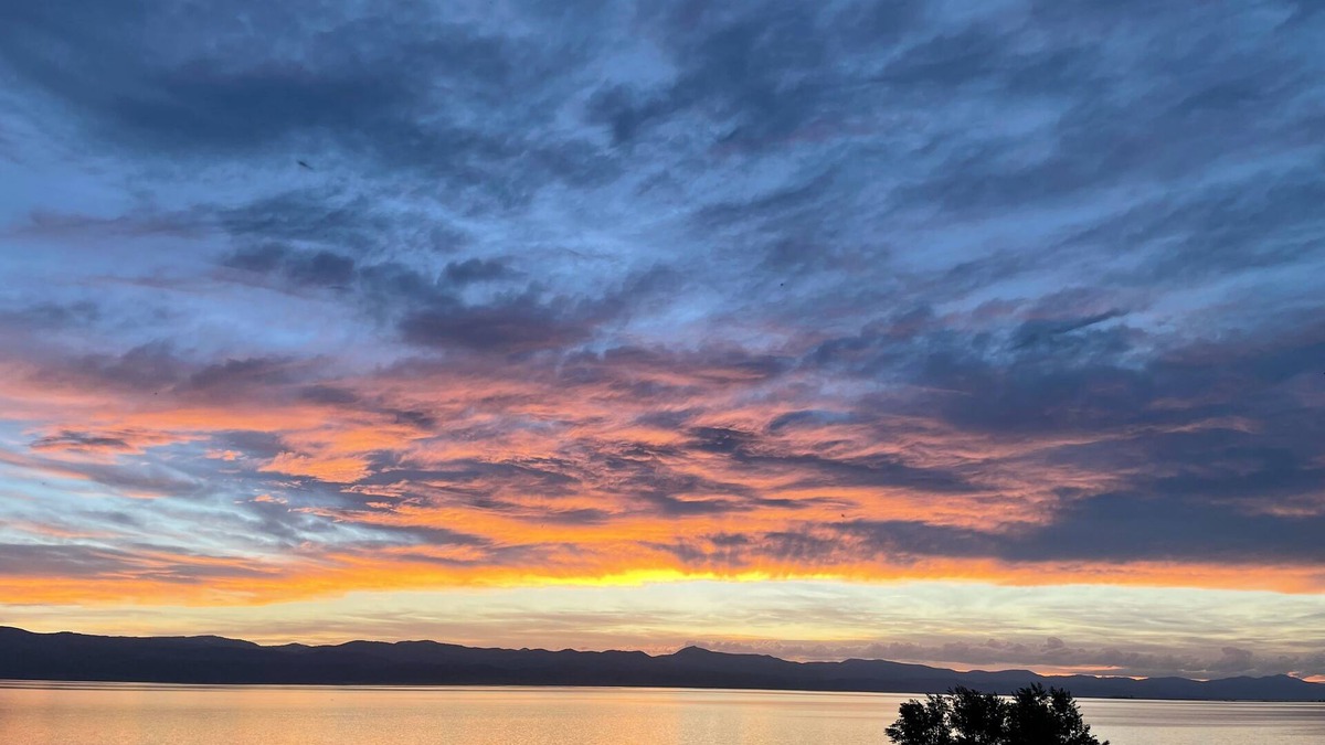 Dingle House | Charming 3-bedroom beach house, fabulous St. Charles, Idaho - Beautiful Views