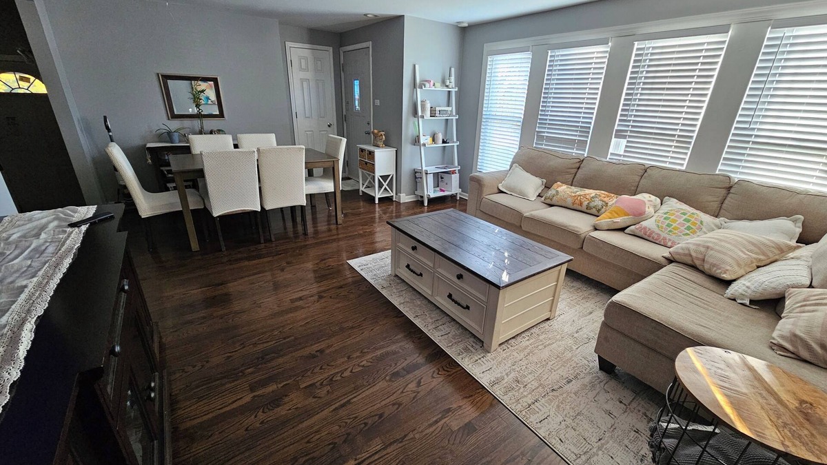 East Side House | Charming 3-bedroom 1 bathroom bungalow in cool Chicago with AC friendly family