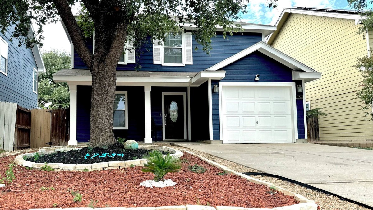 Bonanza House | Charming 3-bedroom 2.5 bathroom house with AC and WiFi in Laredo
