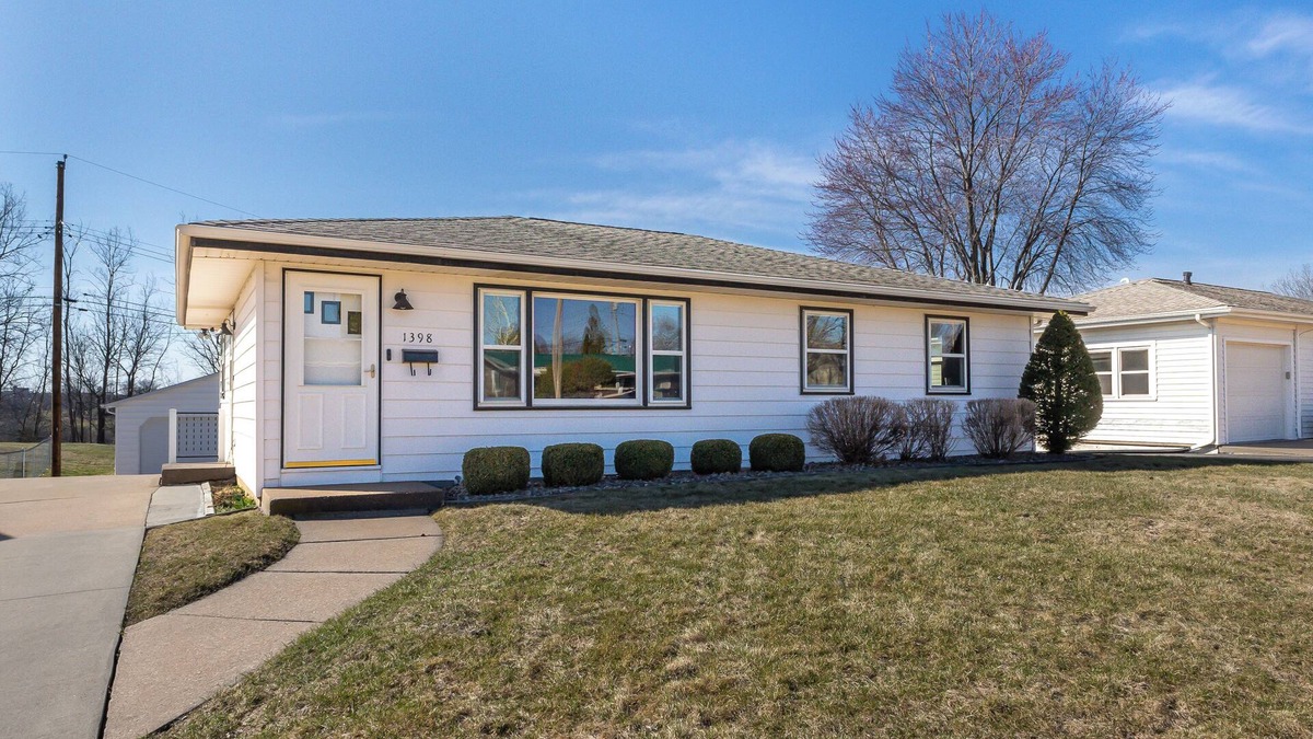 Dubuque House | Charming 3 Bedroom 2.5 Bathroom House centrally located in Dubuque IA.