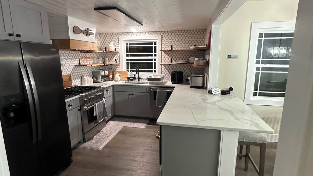 Morrow House | Charming 3 bedroom 2 bath house with 2 car garage, WiFi and AC in Morrow.