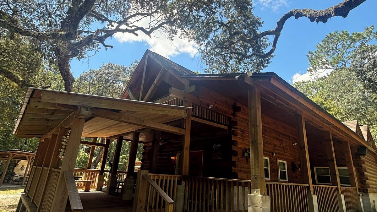 Fort McCoy Cabin | Charming 3 Bedroom, 2 Bath Custom Built Log Cabin in Ocala National Forest.