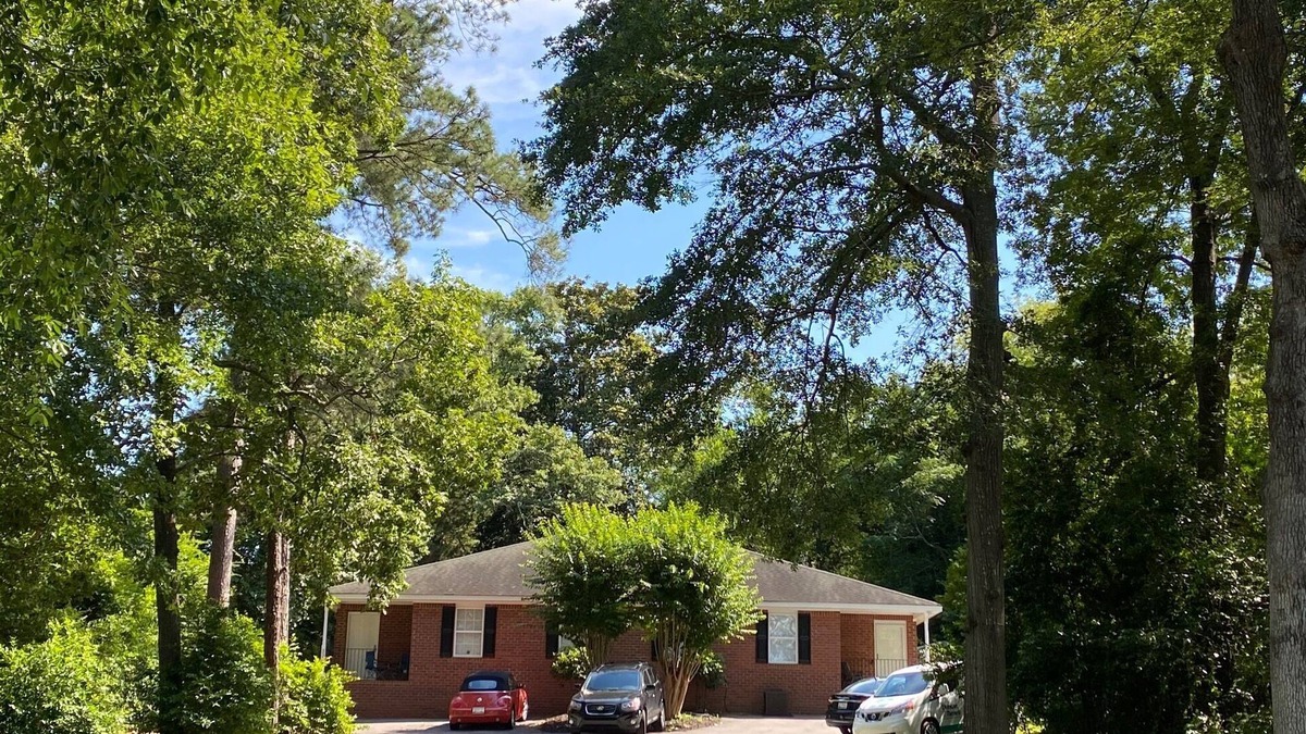 Lexington Apartment | Charming 3 Bedroom/2 Bath duplex (Completely Furnished + utilities).