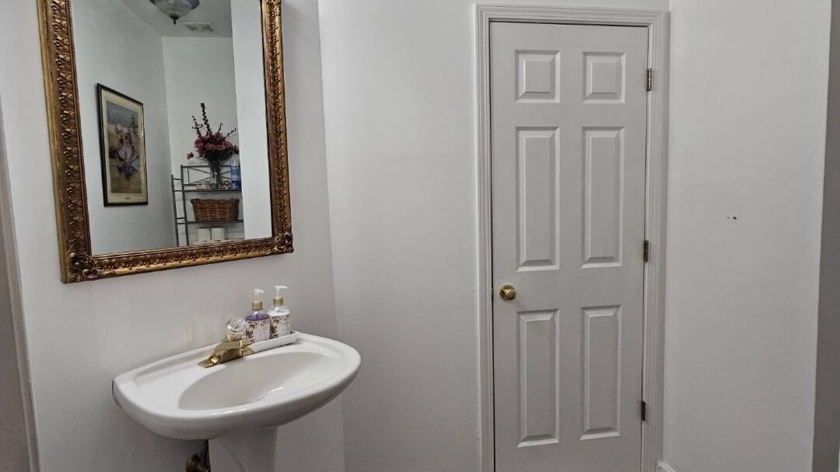 Suwanee House | Charming 3-bedroom 3 ba house with WiFi, AC pet friendly in tranquil Suwanee