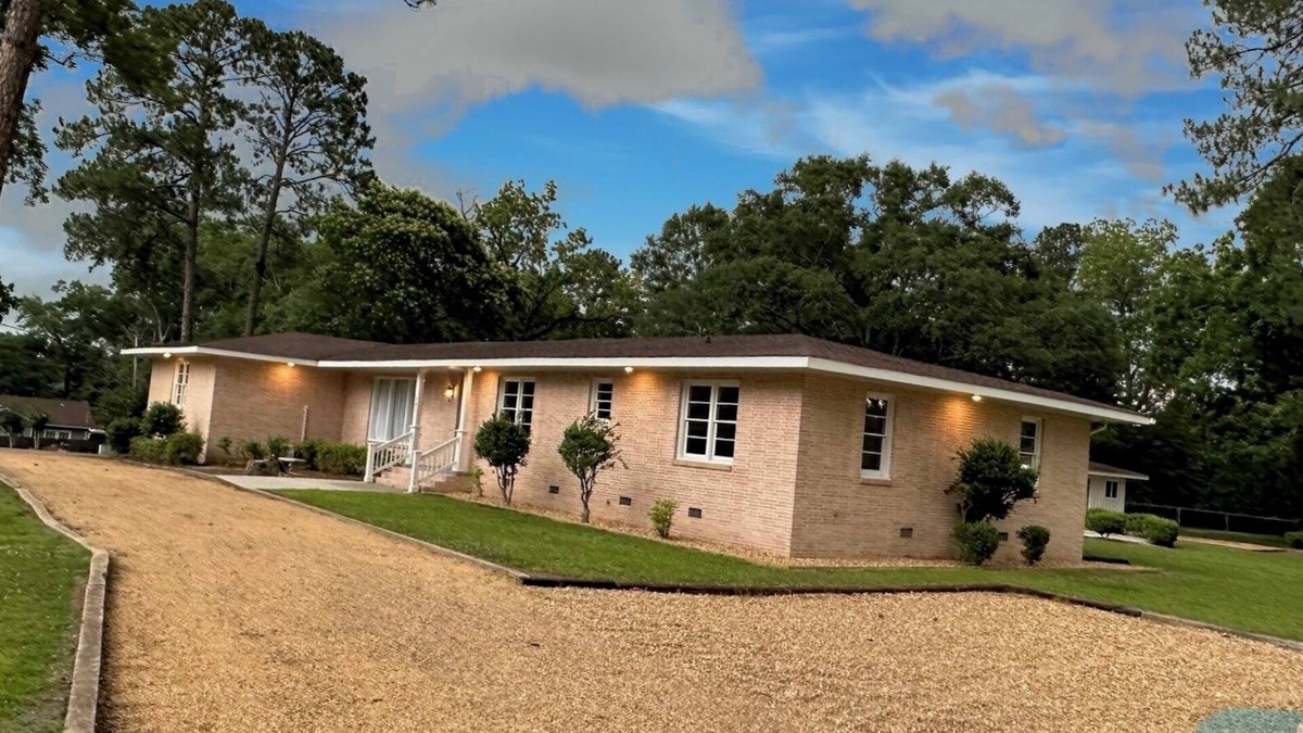 Summit House | Charming 3-bedroom 4 bathroom house in town, safe, close to everything!