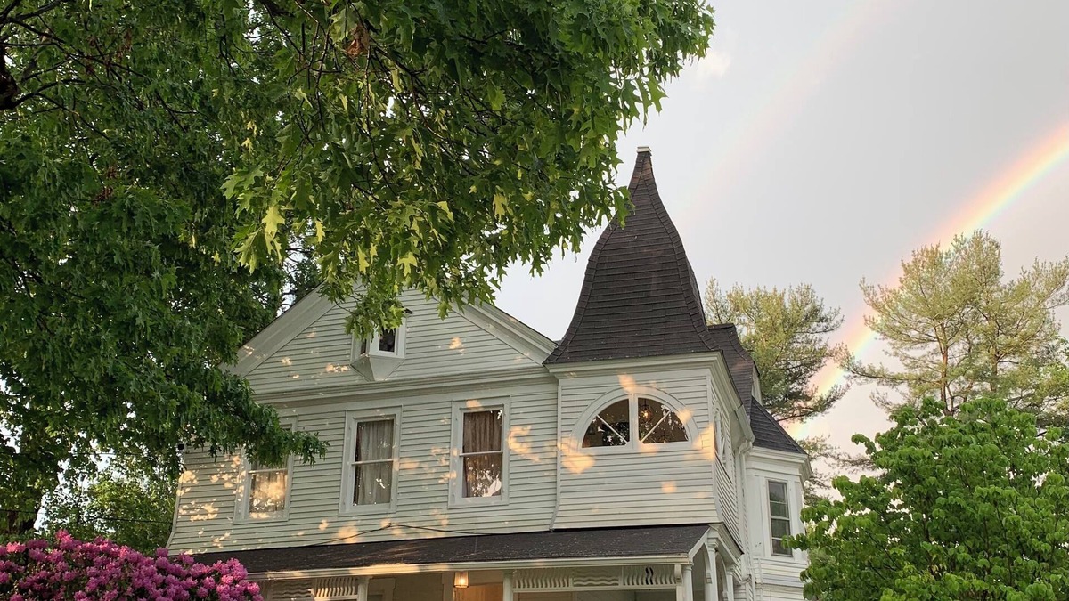 Millbrook Apartment | Charming 3-bedroom apartment on 2nd floor in Millbrook NY, right in the village