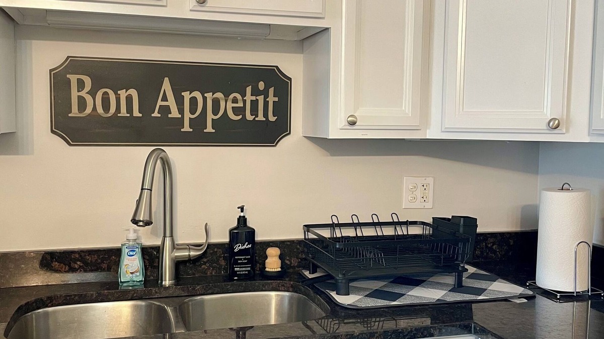 Elmhurst Apartment | Charming 3-bedroom apartment in delightful downtown Elmhurst - steps to Metra