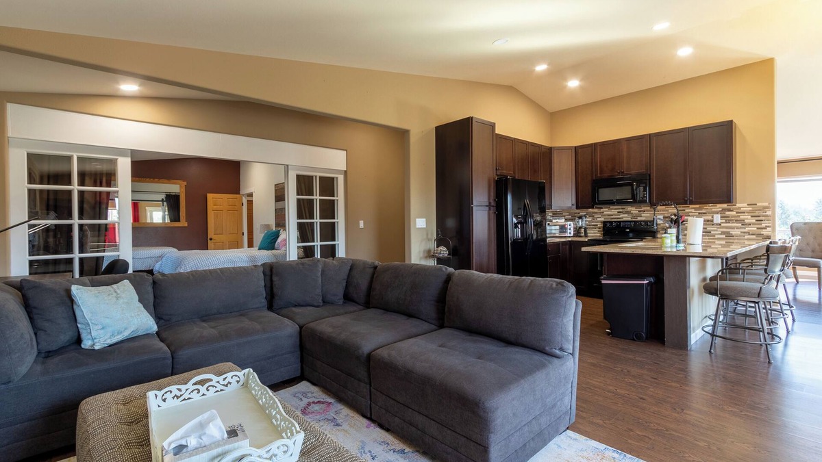 Enumclaw House | Charming 3-bedroom barndominum with stunning views
