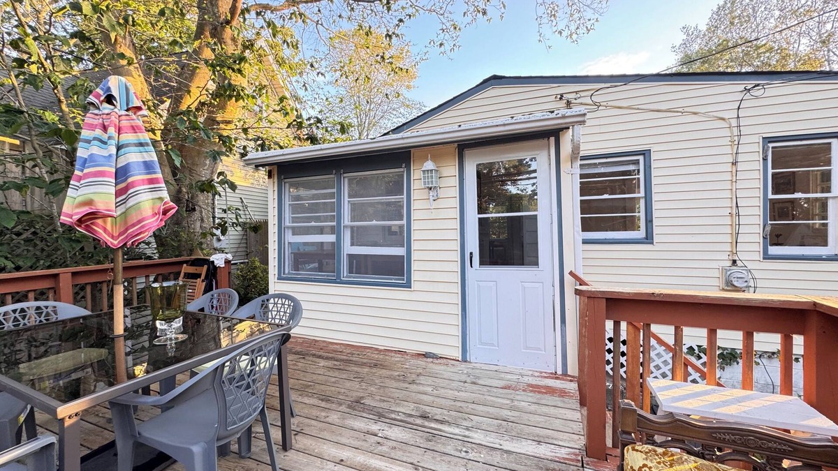 Baiting Hollow Cottage | Charming 3-bedroom beachfront cottage with WiFi, AC in welcoming Calverton