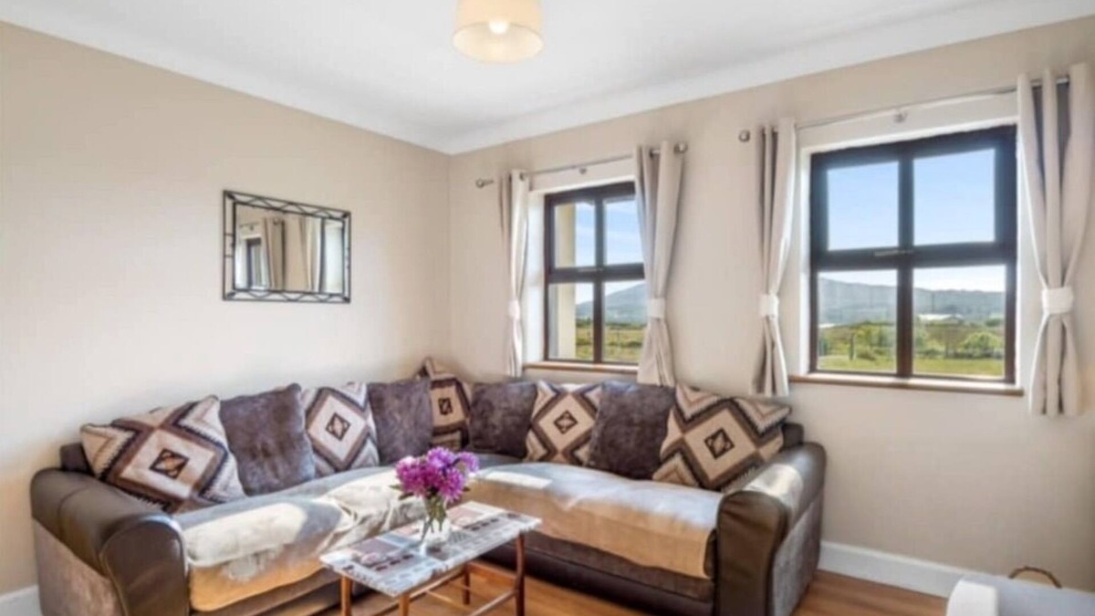 Connemara House | Charming 3-bedroom bungalow in welcoming Galway with WiFi and underfloor heating