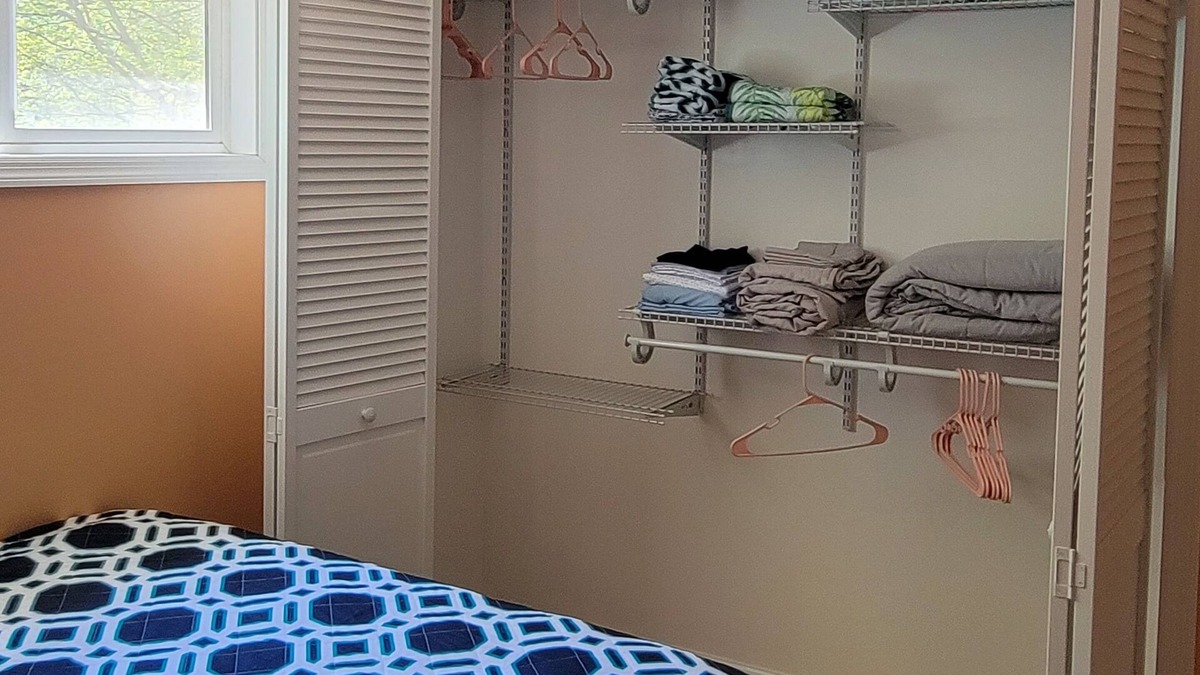 North East Cottage | Charming 3-bedroom cottage in North East with WiFi, AC, Lake Erie Sunsets