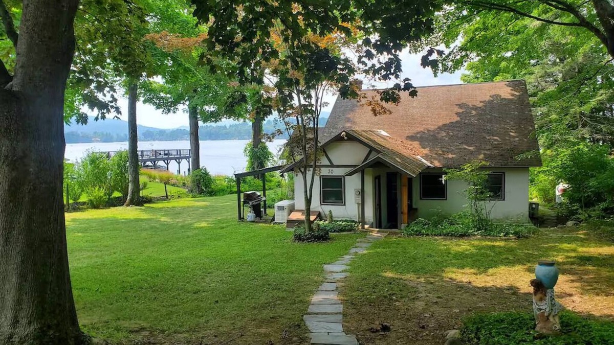 Cleverdale Cottage | Charming 3-bedroom Cottage in Cleverdale on Beautiful Lake George with AC, WiFi