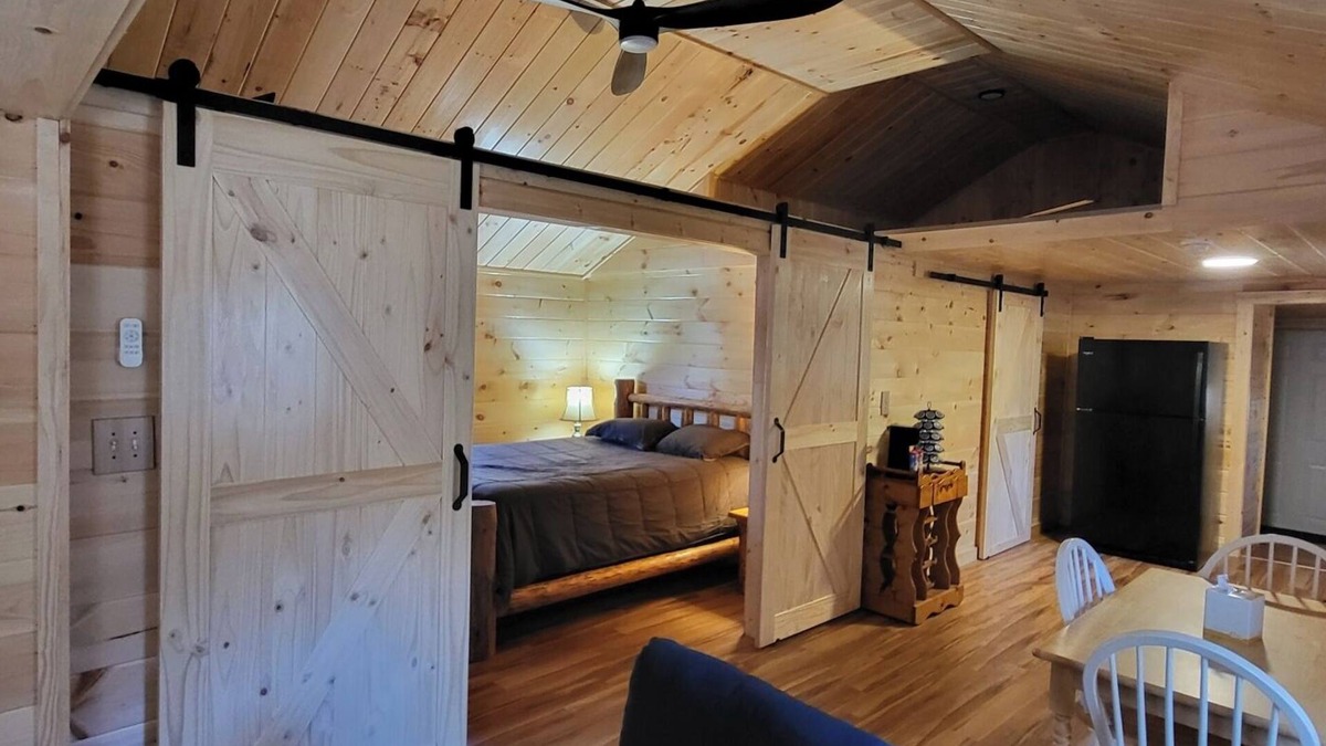 Greentown Cabin | Charming 3-bedroom cabin with WiFi, AC in Promised Land State Park