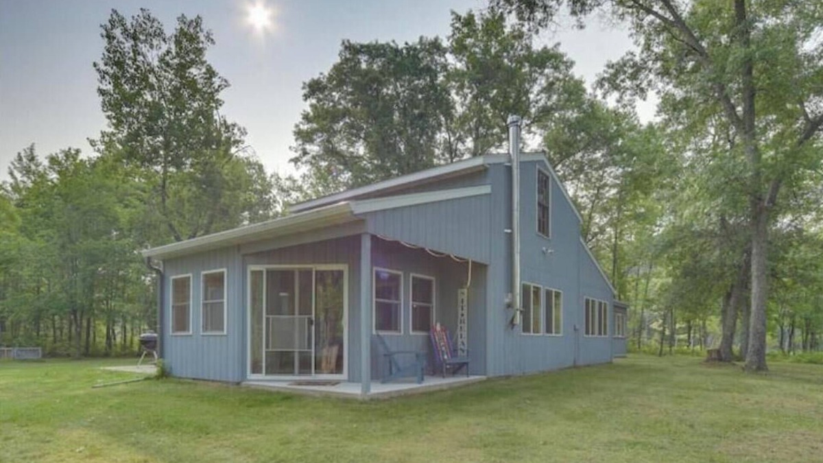 Webster Cabin | Charming 3-bedroom cabin with AC and WiFi in tranquil Webster