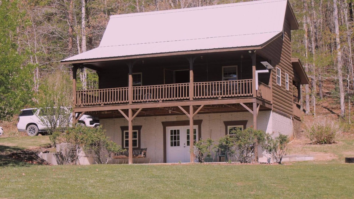 Cisco Cabin | Charming 3-bedroom cabin with AC, WiFi in brilliant Cisco Ga.