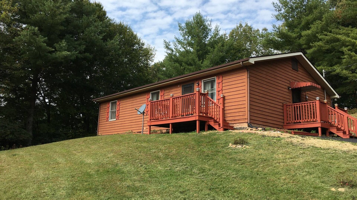 Marion Cabin | Charming 3 Bedroom Cabin near Hungry Mother State Park and Back of the Dragon
