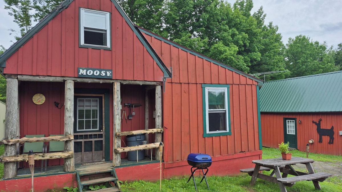 Solon Cabin | Charming 3-bedroom cabin in serene Solon with free fiber WiFi