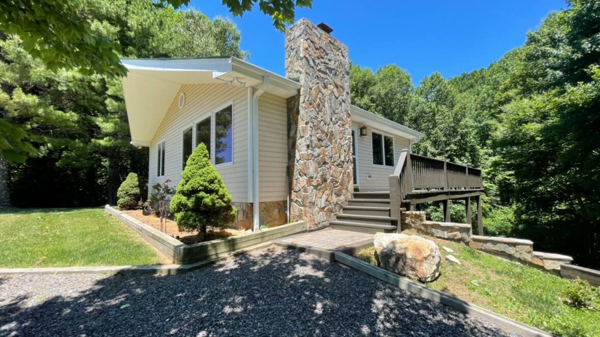 Fancy Gap Cottage | Charming 3-bedroom cottage in peaceful Fancy Gap with WiFi, AC