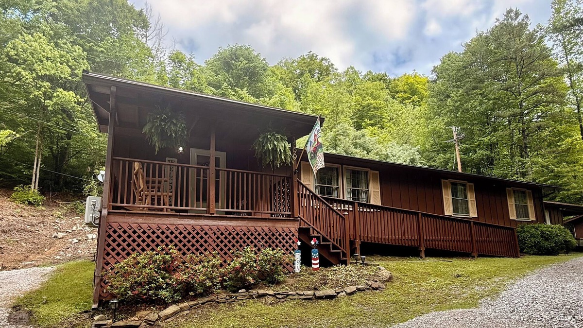 Sassafras House | Charming 3-bedroom Cottage with AC, WiFi in quaint Sassafras/Red Oak.