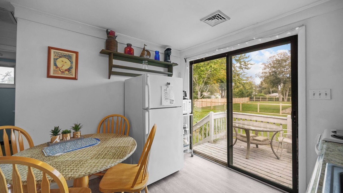 Misquamicut Cottage | Charming 3-bedroom cottage in superb Westerly with WiFi, AC
