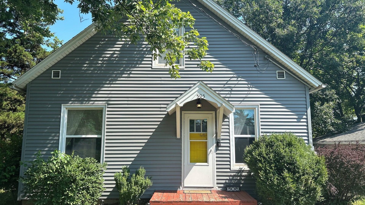 Eureka House | Charming 3-bedroom Cottage with AC, WiFi in lovely Eureka