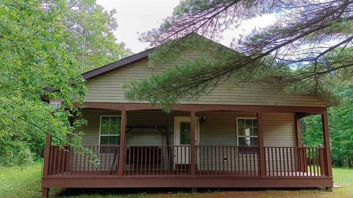 Oxford Cottage | Charming 3-bedroom cottage in Oxford with WiFi and AC close to Wisconson Dells