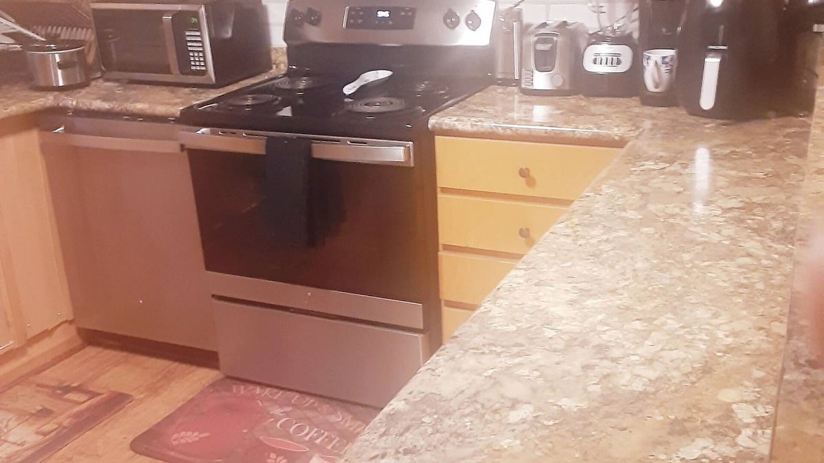 Lydia Cottage | Charming 3-bedroom cottage with WiFi and AC in wonderful McBee GYM AND HOT TUB
