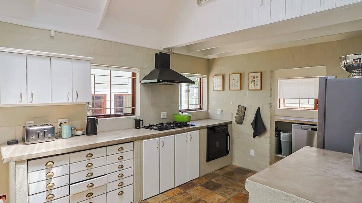 Onrus Cottage | Charming 3-bedroom cottage in quaint Onrus with WiFi, AC