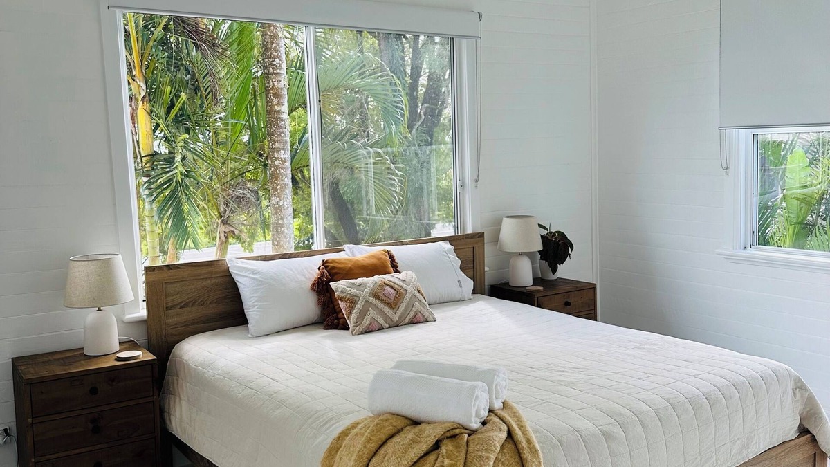 Woodburn House | Charming 3-bedroom country-coastal home with WiFi & AC