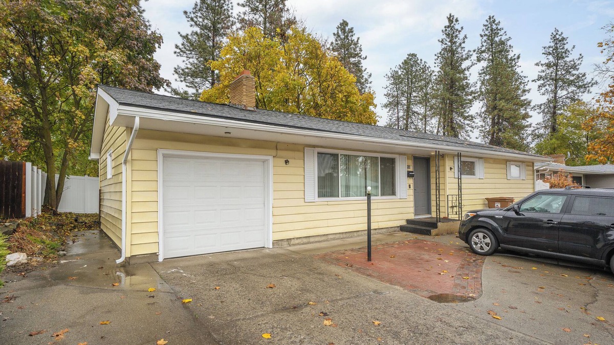 Spokane House | Charming 3-bedroom duplex with AC, WiFi in superb Spokane
