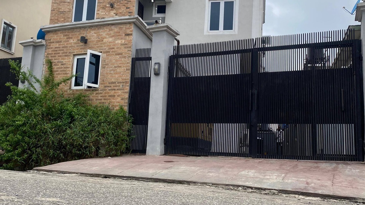 Ojodu Apartment | Charming 3-bedroom duplex in welcoming on wempco road Ikeja lagos with WiFi, AC