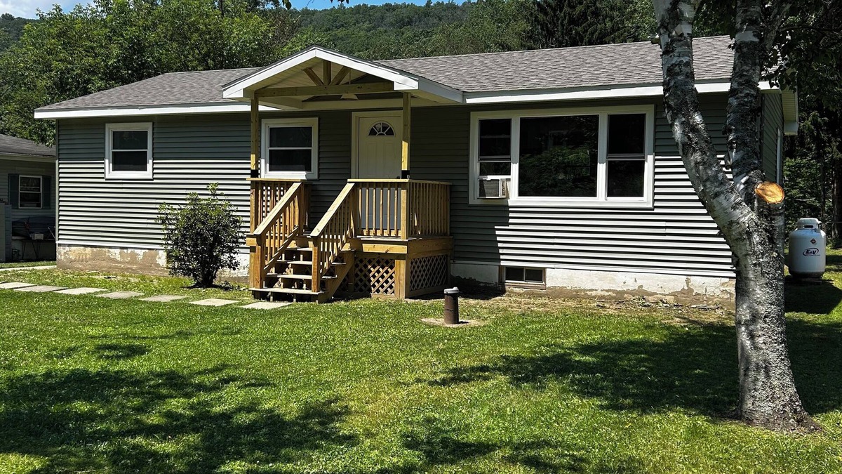 Corning House | Charming 3-bedroom entire house in gorgeous Corning with WiFi