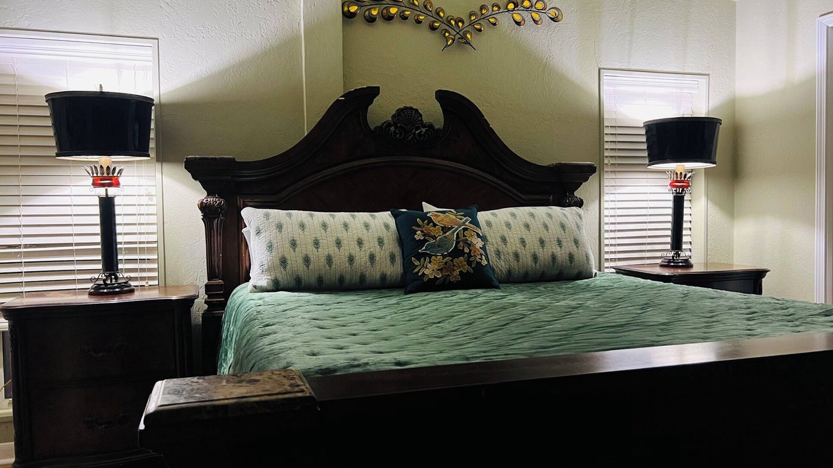 Whitesboro Other | Charming 3-bedroom Farmhouse with AC, WiFi and horse stalls in North Texas