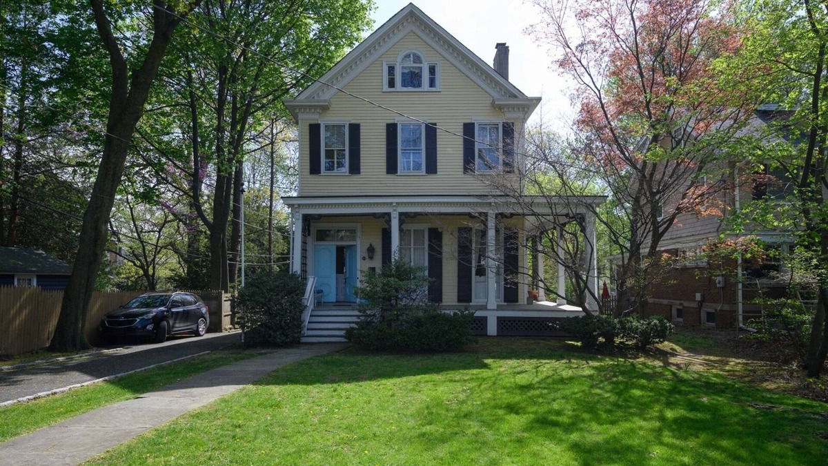 Upper Montclair House | Charming 3-bedroom farmhouse with amenities in Montclair