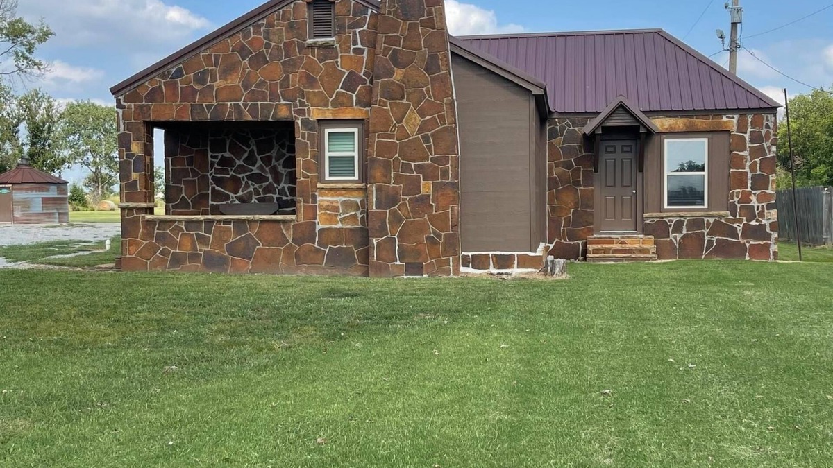 Dewey House | Charming 3-bedroom Family friendly house in pleasant Dewey, OK.