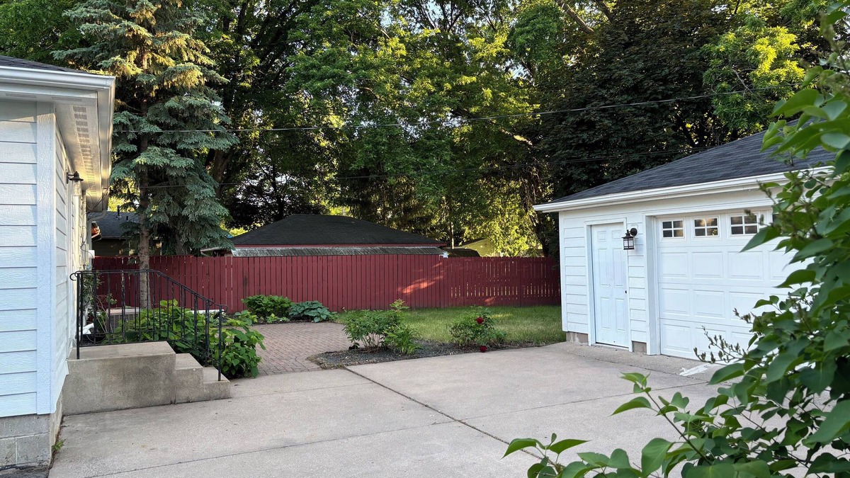 Crystal House | Charming 3-bedroom furnished house with AC, WiFi in tranquil Crystal Minnesota