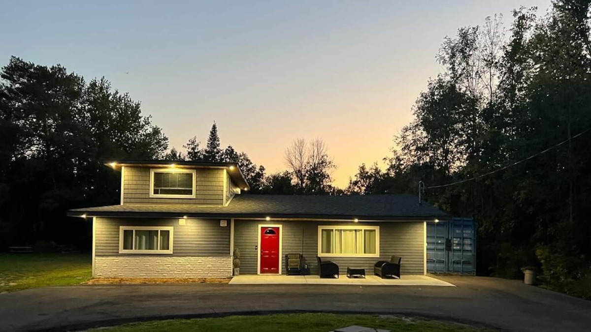 Virginia Cottage | Charming 3 bedroom get-a-way cottage, steps to Lake Simcoe
