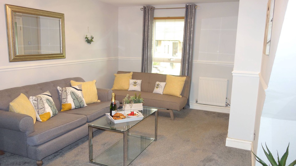 Chelmsford House | Charming 3 bedroom home with WIFI and parking