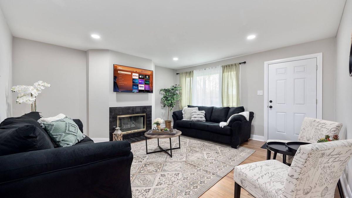Bridgeview House | Charming 3-bedroom house with AC and WiFi in serene Bridgeview