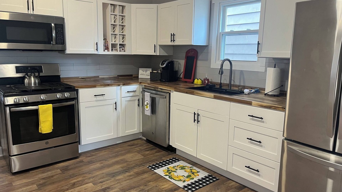 Coraopolis House | Charming 3-bedroom house with WiFi and AC in Pittsburgh suburb