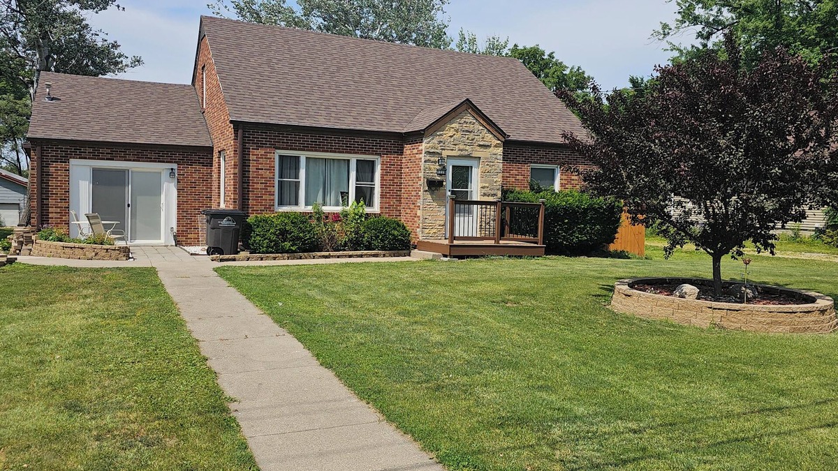 Des Moines House | Charming 3-bedroom house with WiFi and fitness room and hot tub, playground
