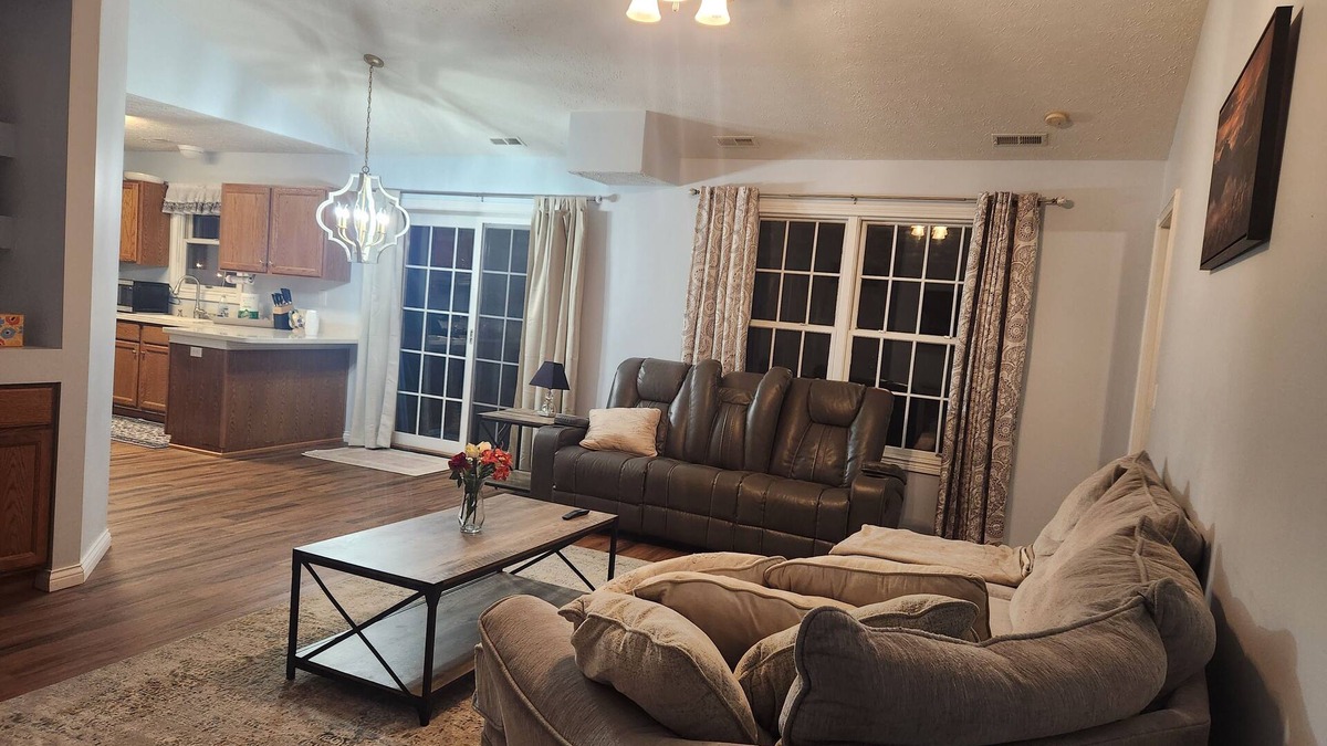 Evansville House | Charming 3-bedroom house with WiFi and AC in peaceful Evansville