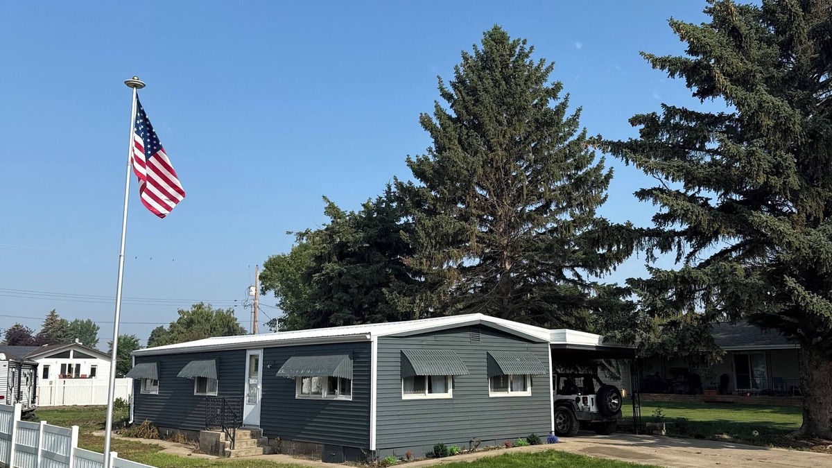 Plentywood House | Charming 3-bedroom house in Plentywood with game room and patio with BBQ.