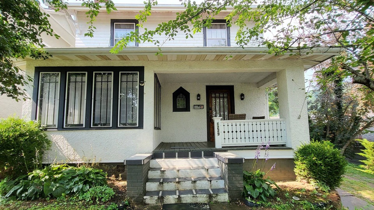 Portsmouth House | Charming 3-bedroom house in terrific Portsmouth hilltop neighbourhood.