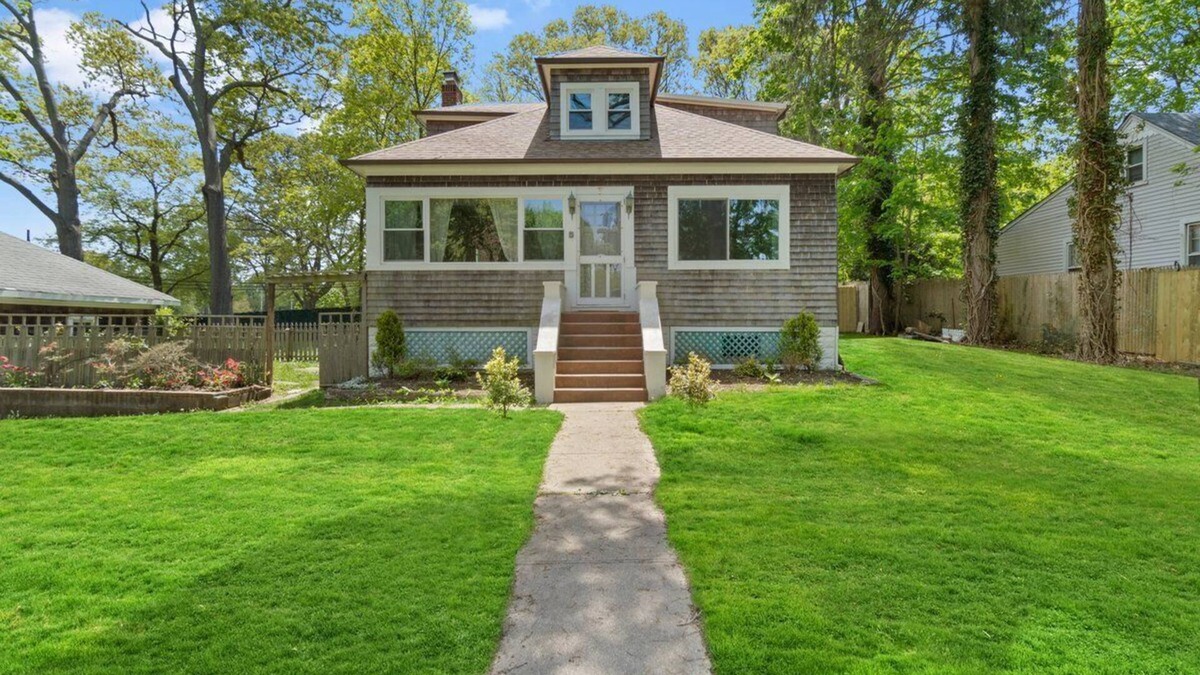 Ronkonkoma House | Charming 3-bedroom house with WiFi and AC in Ronkonkoma, Lake views.
