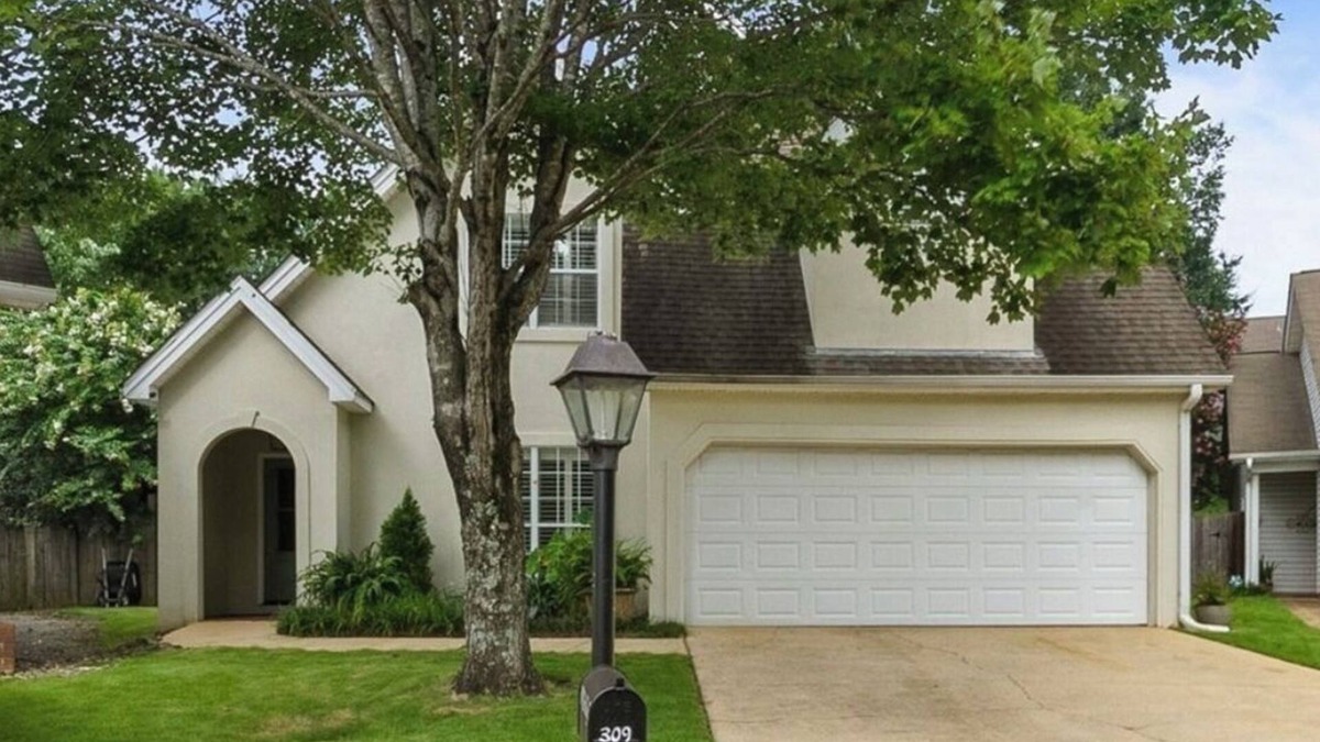 Tuscaloosa House | Charming 3 Bedroom House Just Minutes Away From Campus - Includes Parking Pass